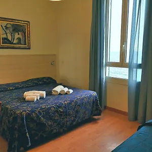 villa-la-brise.hotelitalianriviera.com/